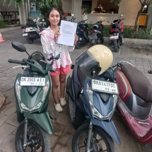 Pelanggan senang dengan motor sewaan di Bali