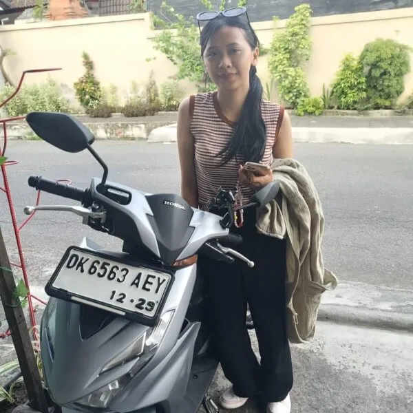 Pelanggan senang dengan motor sewaan di Bali