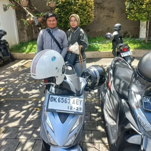 Pelanggan senang dengan motor sewaan di Bali