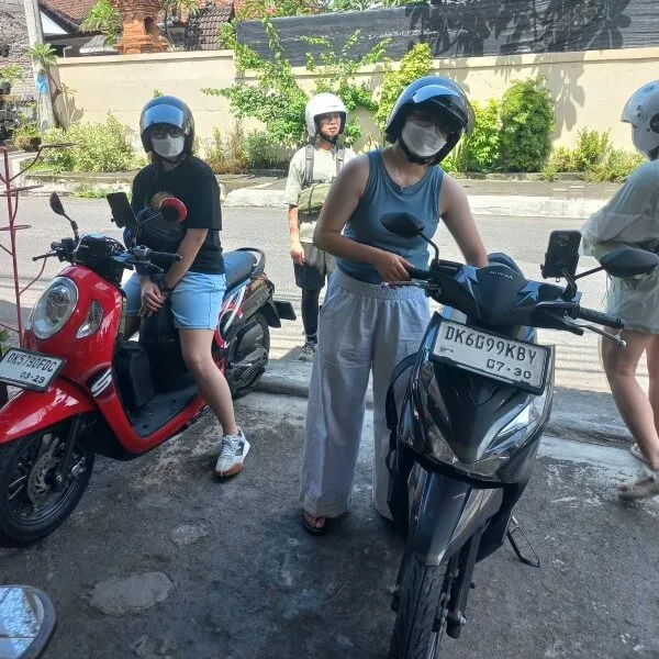 Pelanggan senang dengan motor sewaan di Bali