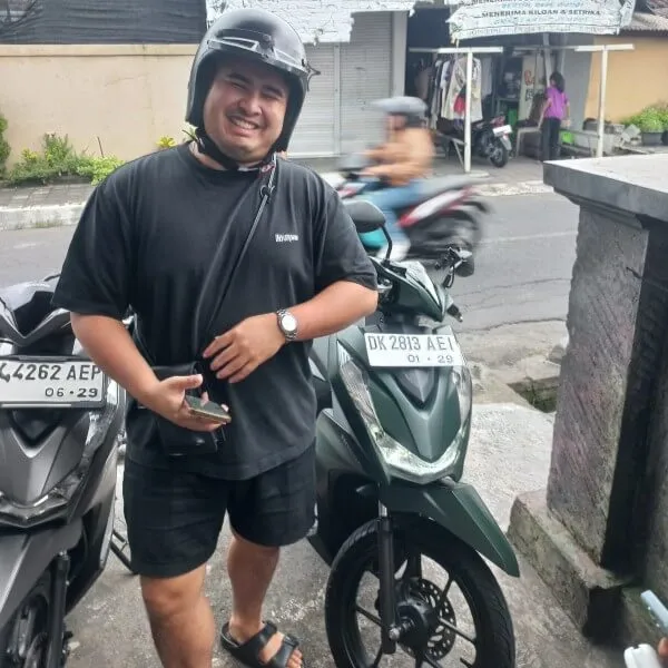Pelanggan senang dengan motor sewaan di Bali