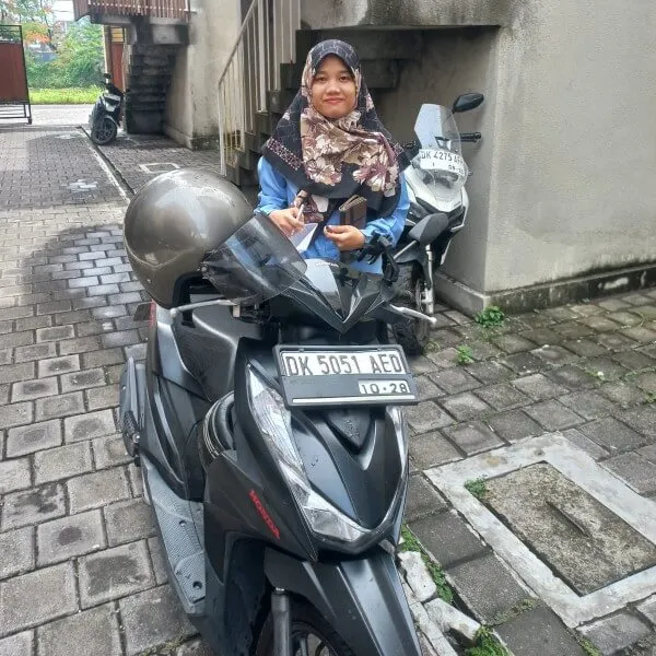 Pelanggan senang dengan motor sewaan di Bali