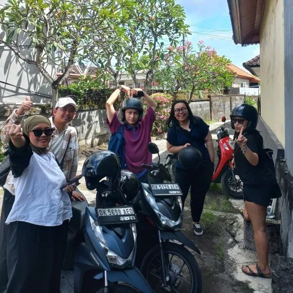 Pelanggan senang dengan motor sewaan di Bali