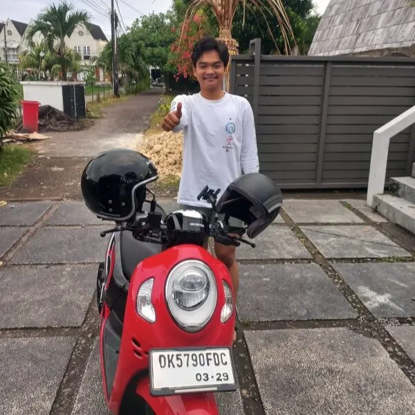 Pelanggan senang dengan motor sewaan di Bali