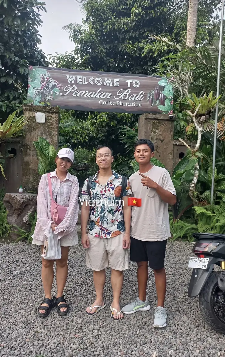 Lukman with tour guests in Bali, photo 3