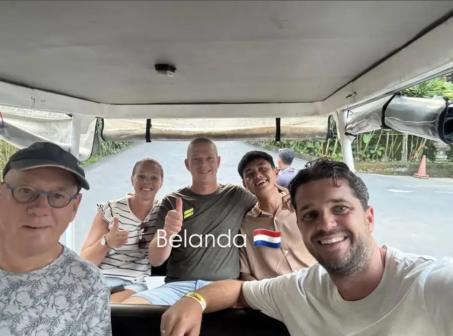 Lukman with tour guests in Bali, photo 5
