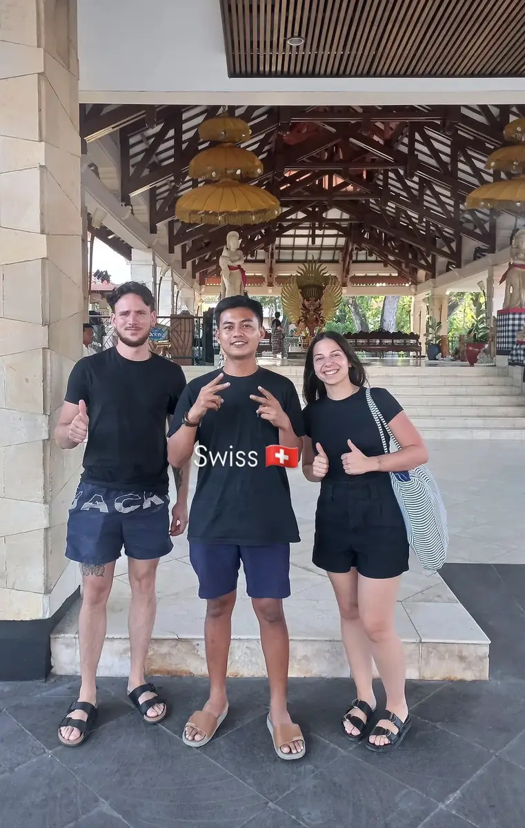 Lukman with tour guests in Bali, photo 7