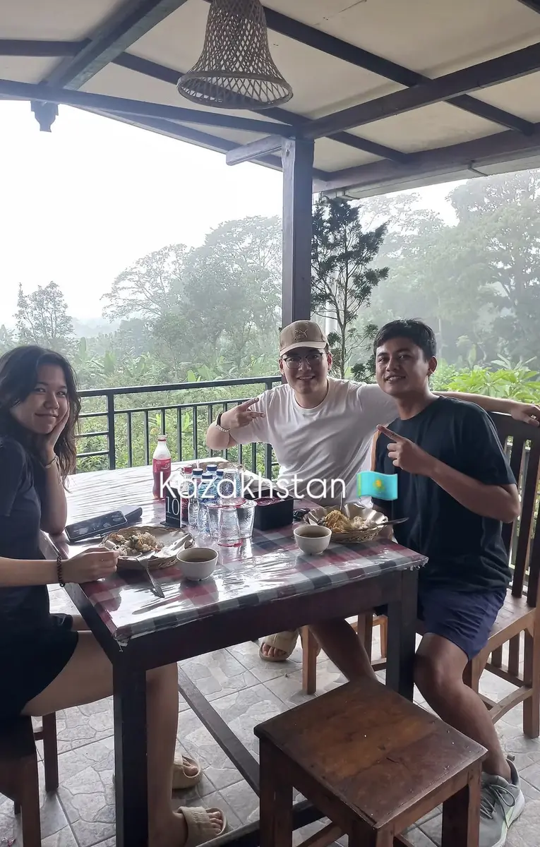 Lukman with tour guests in Bali, photo 10